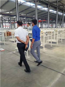 國(guó)外客戶(hù)參觀即將落成的全自動(dòng)無(wú)塵新車(chē)間